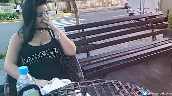 Safada Gozando em Publico com brinquedo interativo Public female orgasm interactive toy girl with remote vibe outside