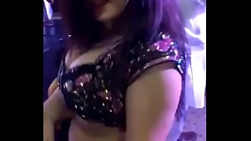 Bade boobs waali ladki ka dance