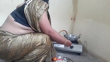 मॉर्निंग में मेड को खाना बनाते टाइम कुतिया बनाकर चोदा XXX maid Fuck