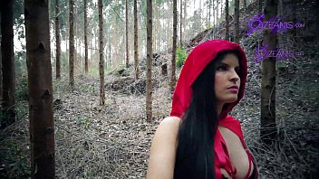 Caperucita Roja Tatiana Morales se pierde en bosque y se la come el lobo halloween especial